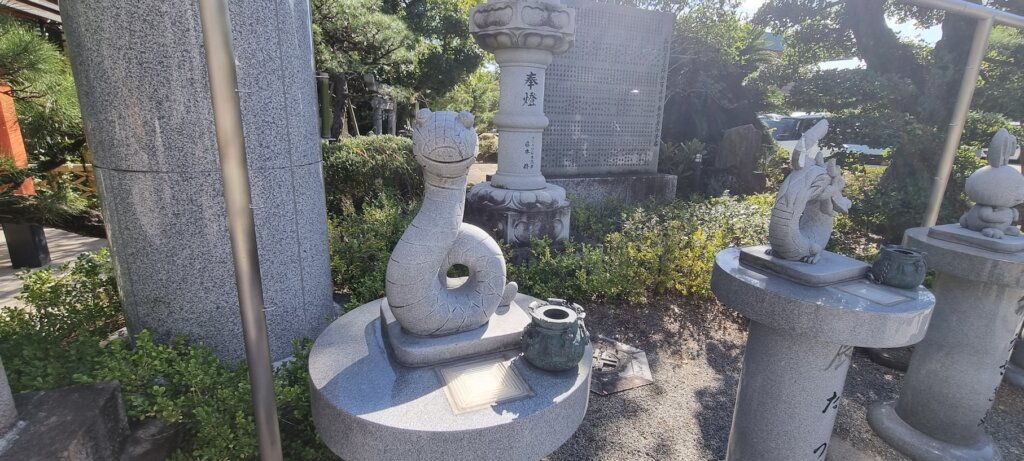 Sculpture du serpent