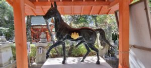 Une scuplture de cheval