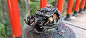 Le haut d'un luminaire en forme de dragon