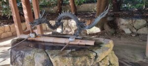 Un dragon auprès d'une fontaine