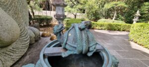 Le serpent mordant la tortue, scupluture