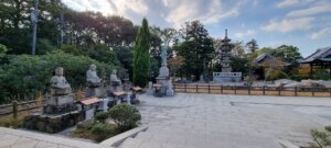des bouddhas dans la cour du temple