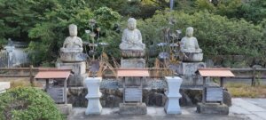 Gros plan sur des bouddhas du temples