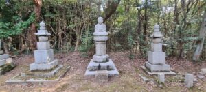 Un bouddha dans le cimetierre du temple