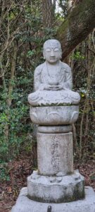Gros plan d'un bouddha du cimetierre du temple