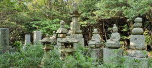 des bouddhas dans le cimetierre du temple