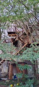gros plan de l'escalier de secours