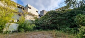 L'arrière de l'hôtel abandonné