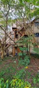 L'escalier de secours de l'hôtel abandonné