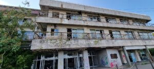 La façade de l'hôtel abandonné