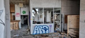 Le hall de l'entrée abandonné