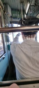 Le chauffeur de train pointant du doigt