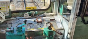 Gros plan du poste de pilotage du train