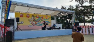 Les balances d'un spectacle pour le matsuri