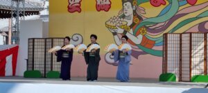Trois danseurse sur la scène de zentsuji