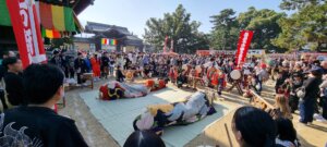 Des dragons pêts à se lever lors du matsuri de zentsuji