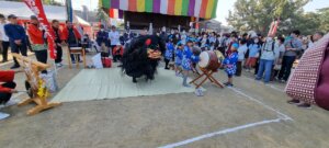 Un dragon noir qui danse à zentsuji