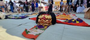 Un dragon rouge déplié au sol à zentsuji