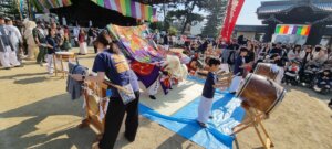 Des enfants jouant du tambour au matsuri de zentsuji