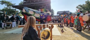 Une fille avec un gong au matsuri de zentsuji