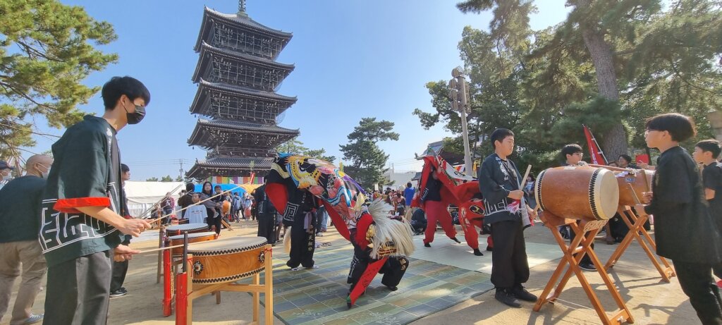 La danse du dragon avec la pagode de zentsuji au fond
