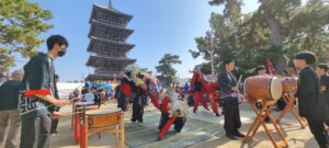 La danse du dragon avec la pagode de zentsuji au fond