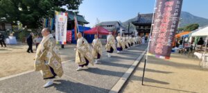 Des moines en procession au matsuri de zentsuji