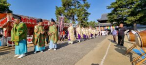 Des moines prêts à partir en procession