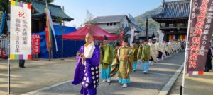 Le chef de la procession du matsuri de zentsuji