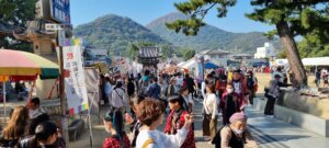 La foule devant les stand au matsuri de zentsuji