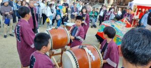 Des enfants en train de jouer du tambour pour les dragons au matsuri de zentsuji