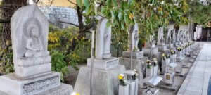 Des bouddhas autour de l'enceinte du temple de zentsuji