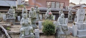Des bouddhas autour de l'enceinte du temple de zentsuji