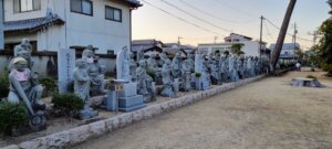 Des bouddhas autour de l'enceinte du temple de zentsuji