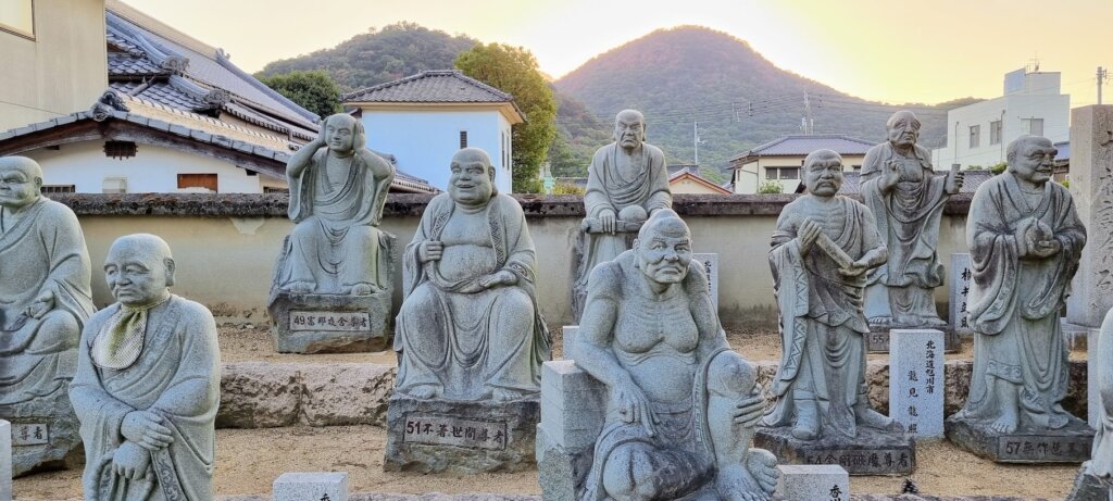 Des bouddhas autour de l'enceinte du temple de zentsuji
