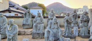 Des bouddhas autour de l'enceinte du temple de zentsuji