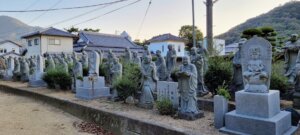 Des bouddhas autour de l'enceinte du temple de zentsuji