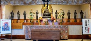 Un bouddha entouré d'autre statues