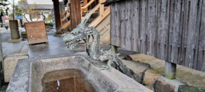Une fontaine en forle de dragon