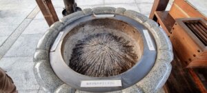 Des batons d'encens consummés
