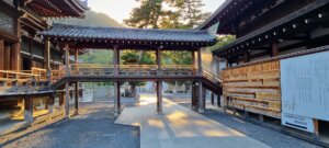 La passerelle entre deux temples à zentsuji