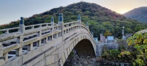 Le pont à l'entré du temple de zentsuji