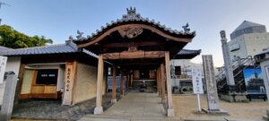 Un passage couvert au temple de zentsuji